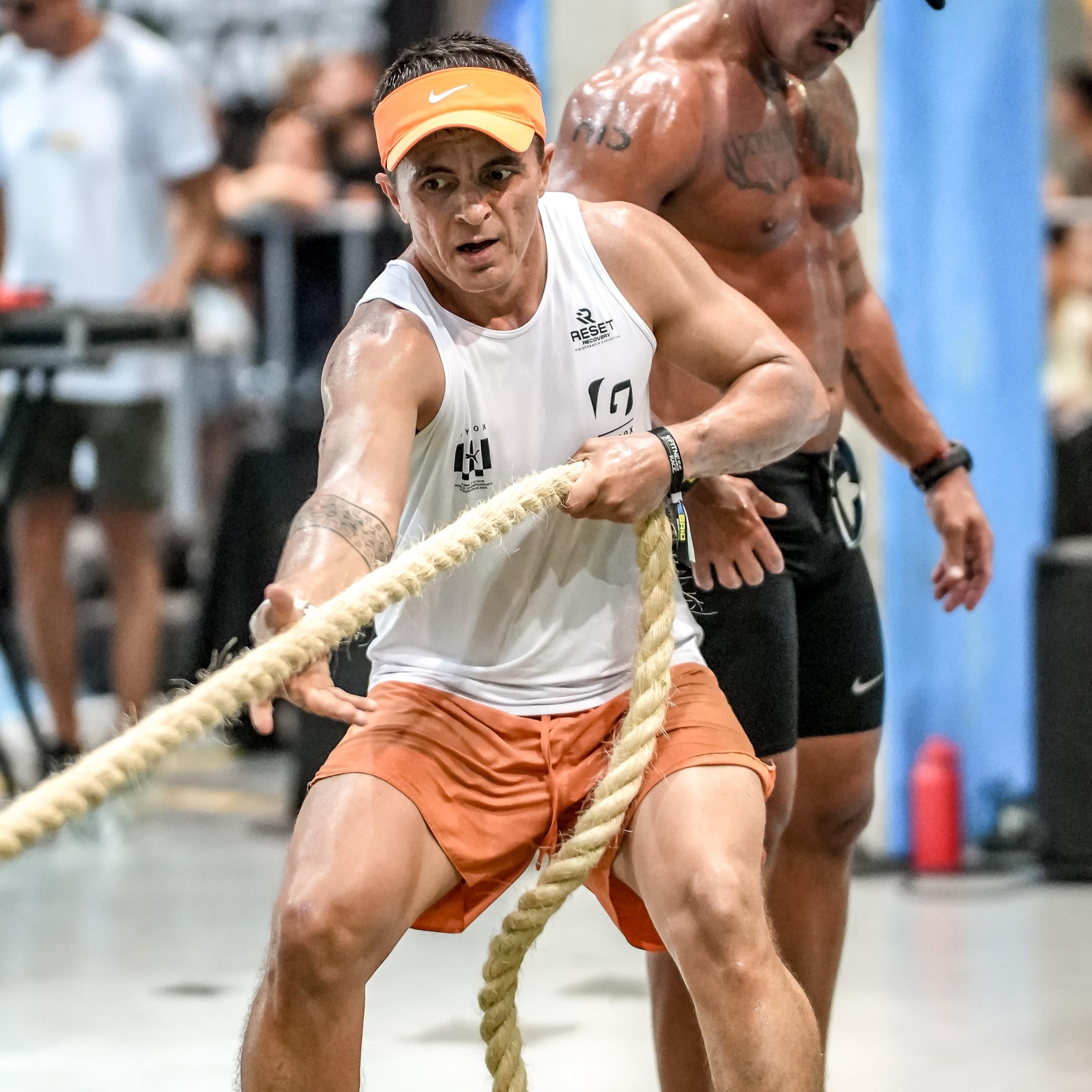 Atleta do Galpão em prova híbrida, puxando uma corda